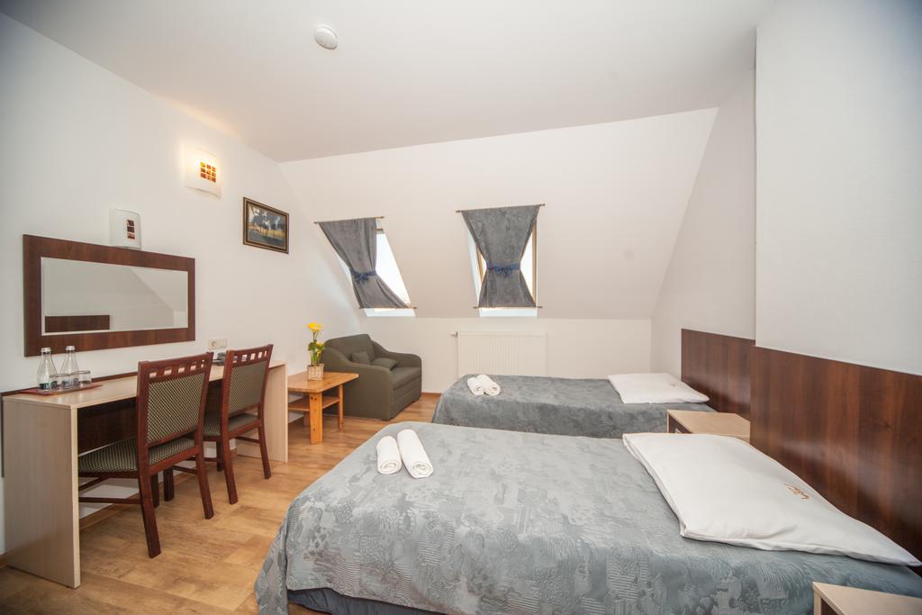 Hotel Ada Wiekszyce Екстер'єр фото