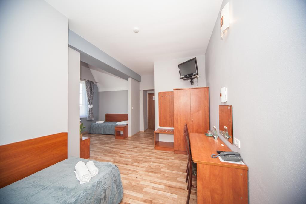 Hotel Ada Wiekszyce Екстер'єр фото
